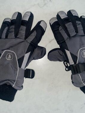 Black and Gray Insulated Winter Gloves